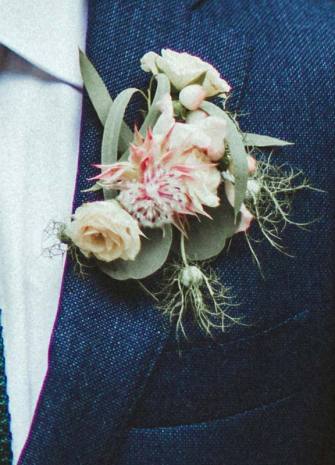 braeutigam-blumen-anstecker