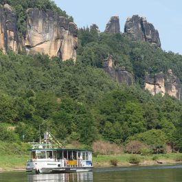 Wanderschiff-vor-Schrammsteinkette